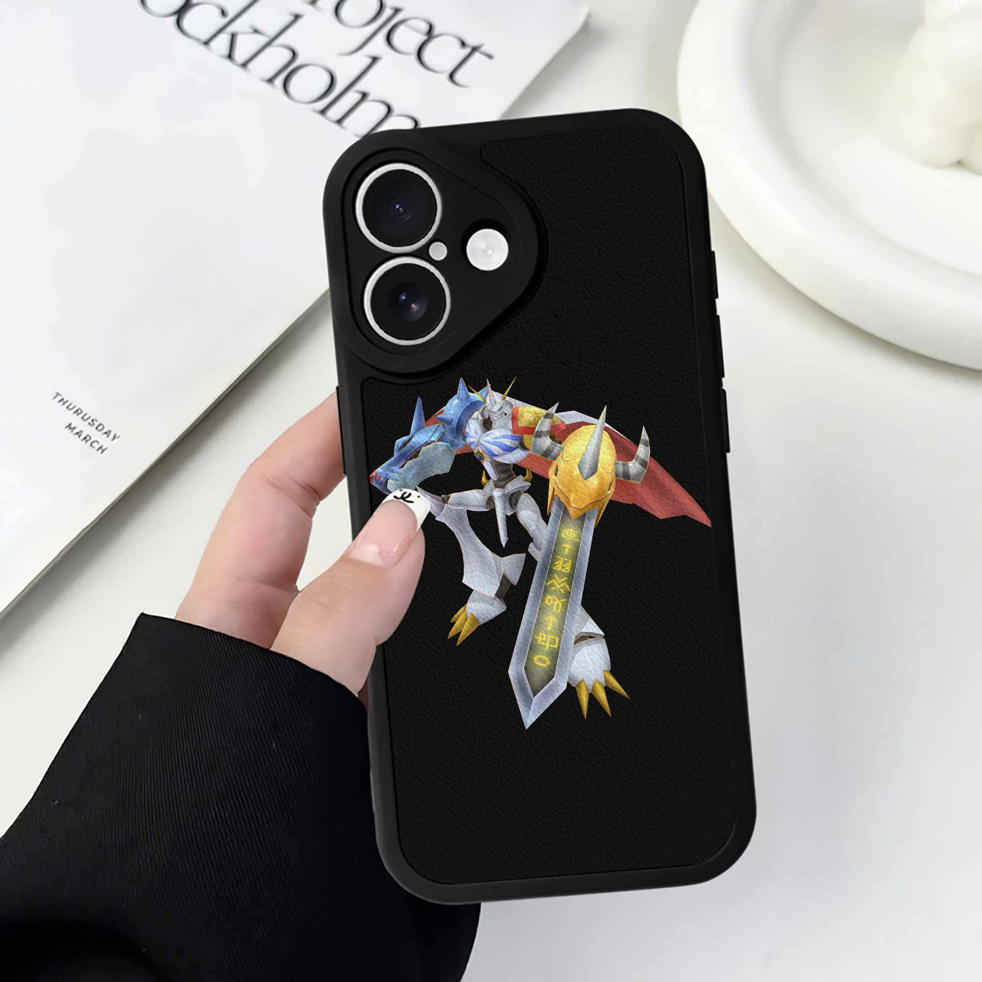 （画像用） Digimon デジタルモンスター/デジモン 【iPhone 16シリーズ対応】シリコンスマホケース（レザー調） 材質：シリコン